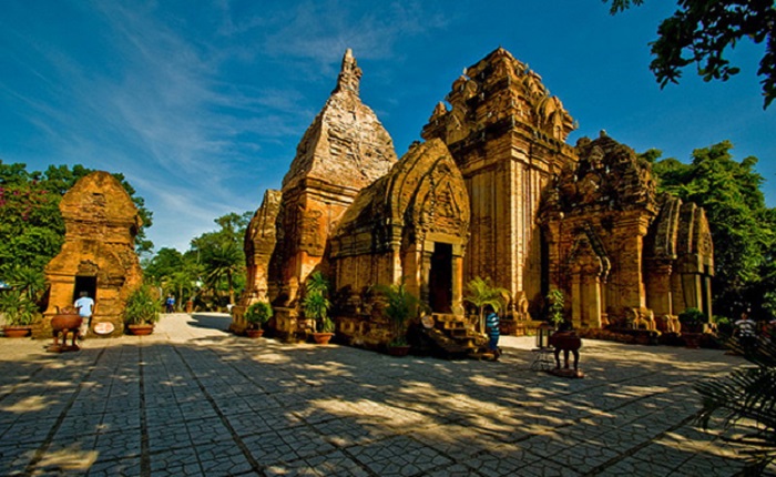 Luxury car Hoian to Nhatrang