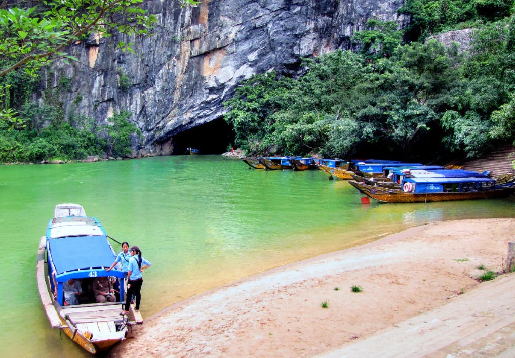 Hue Private Car Transfer to Phong Nha Cave- Hoi An Private Car
